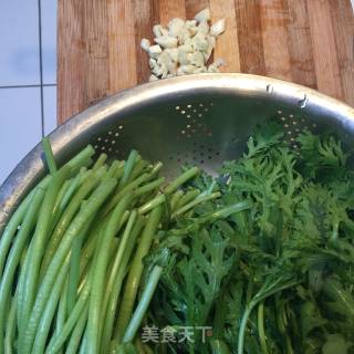 蒜香拌茼蒿的做法步骤：1