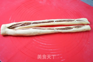 如何制作巧克力酱花环面包的做法步骤：8
