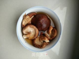 香菇炒包菜的做法步骤：1