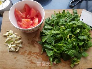 鸡蛋菠菜炒米粉的做法步骤：1