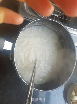 鸡蛋菠菜炒米粉的做法步骤：2