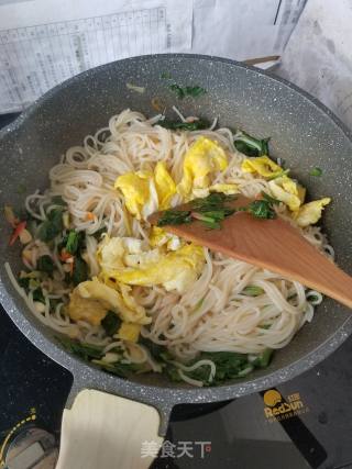 鸡蛋菠菜炒米粉的做法步骤：8