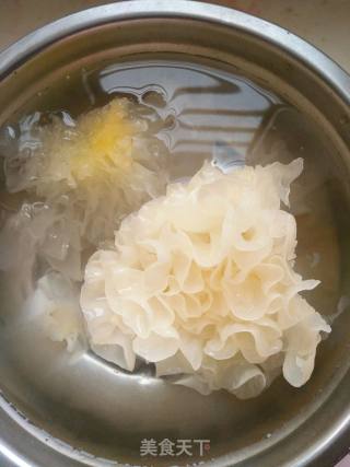 红豆莲子银耳羹的做法步骤：2