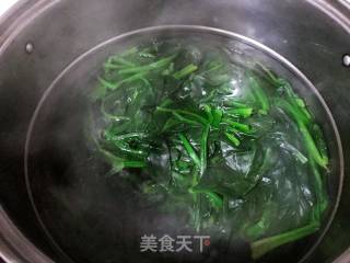 凉拌菠菜的做法步骤：1