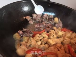 牛肉炒油豆腐的做法步骤：8