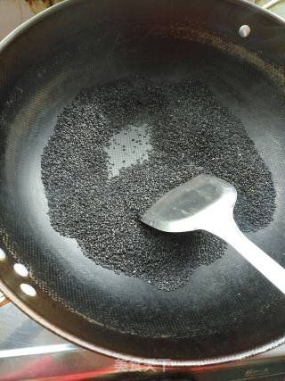蜜饯芝麻花生汤圆的做法步骤：1
