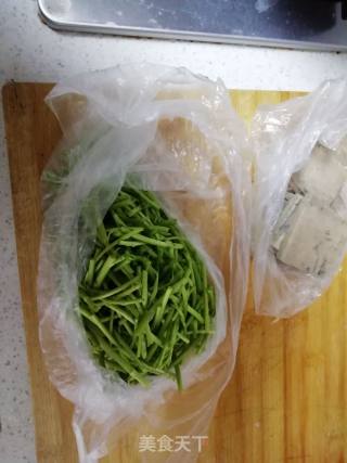 臭干炒芦蒿的做法步骤：1