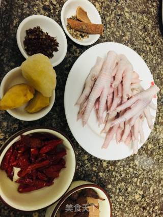 卤鸡爪的做法步骤：1