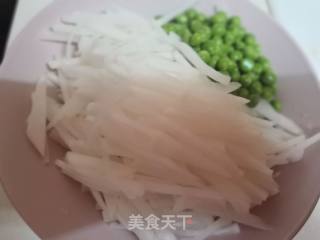 豌豆炒萝卜的做法步骤：1