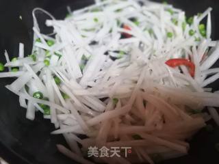 豌豆炒萝卜的做法步骤：3