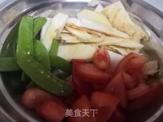 荷兰豆炒冬笋的做法步骤：1