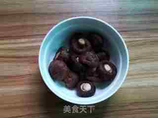 香菇虾米焖鱼丸的做法步骤：3
