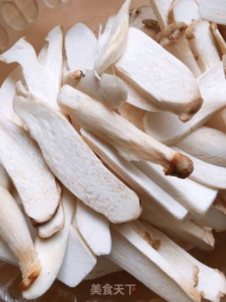 杏鲍菇炒肉的做法步骤：2