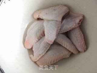 剁椒蒸鸡翅的做法步骤：1