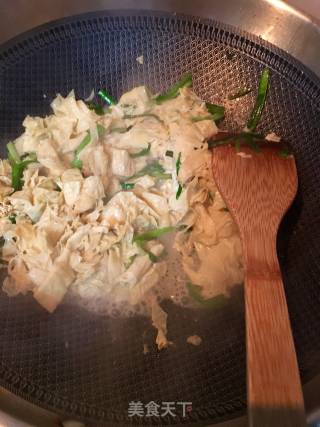 韭菜炒油豆皮的做法步骤：6