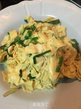 韭菜炒油豆皮的做法步骤：7