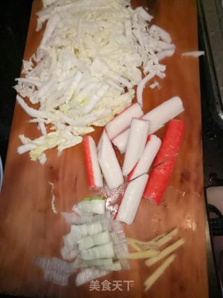 蟹棒白菜粉丝汤的做法步骤：1