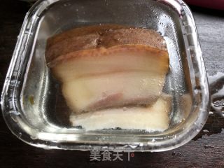蒜苔炒腊肉的做法步骤：1