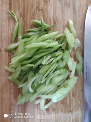 西芹虾仁的做法步骤：4