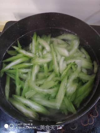 西芹虾仁的做法步骤：6