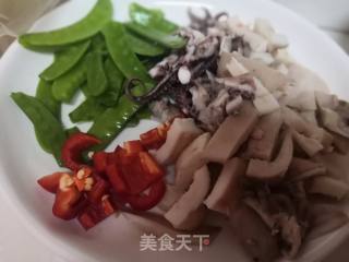 荷兰豆炒鱿鱼的做法步骤：1