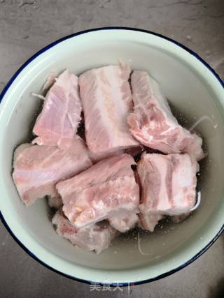 排骨烧土豆胡萝卜的做法步骤：2