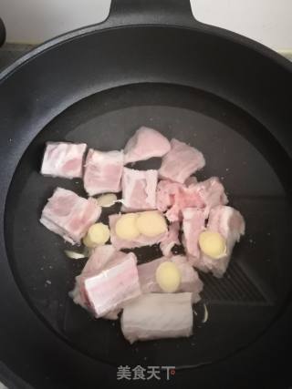 排骨烧土豆胡萝卜的做法步骤：3