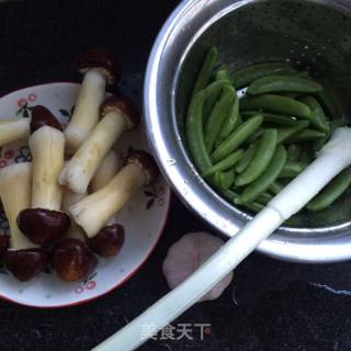 甜豆炒松茸的做法步骤：1