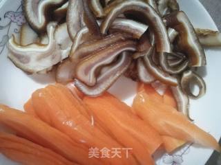 猪耳炒胡萝卜的做法步骤：1