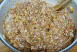 猪肉胡萝卜木耳馅饼的做法步骤：2