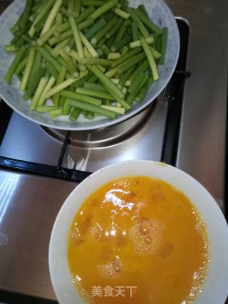 蒜薹炒鸡蛋的做法步骤：1
