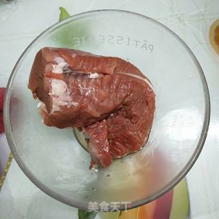 青椒炒酥肉的做法步骤：2