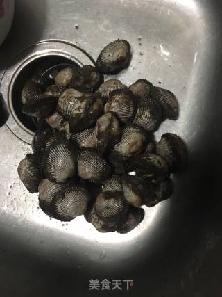菠菜拌毛蚶的做法步骤：1
