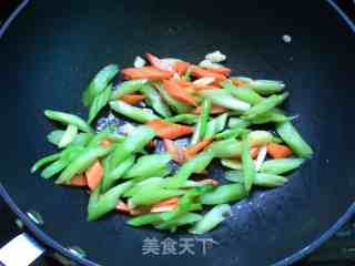 西芹鸡柳的做法步骤：7
