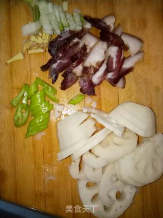 腊肉炒藕片的做法步骤：1