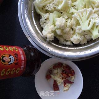 老干妈炒菜花的做法步骤：3