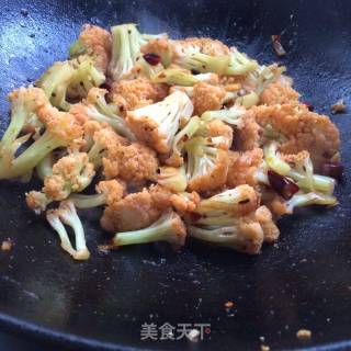 老干妈炒菜花的做法步骤：7