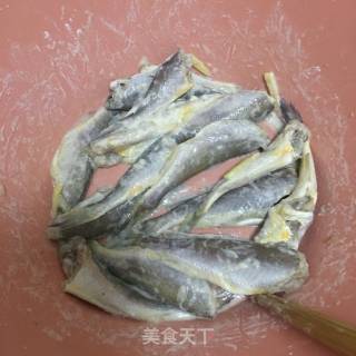 香煎小黄鱼的做法步骤：1