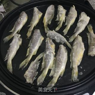 香煎小黄鱼的做法步骤：2