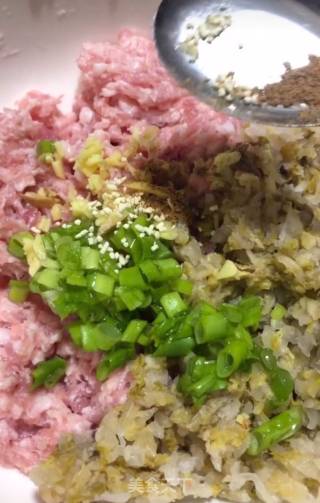 猪肉酸菜馅饼的做法步骤：4