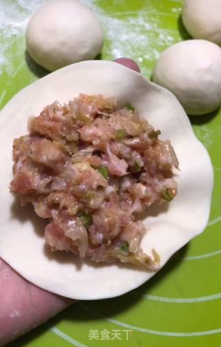 猪肉酸菜馅饼的做法步骤：7