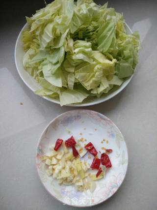 蚝油蒜香炝包菜的做法步骤：2