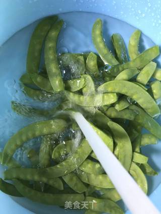 荷兰豆炒腊肠的做法步骤：2
