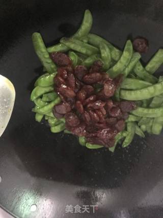 荷兰豆炒腊肠的做法步骤：5