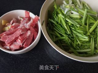 蒜苗炒肉的做法步骤：2