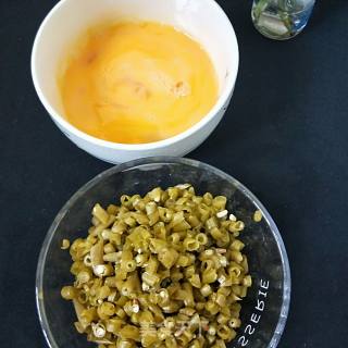 酸豆角炒鸡蛋的做法步骤：3