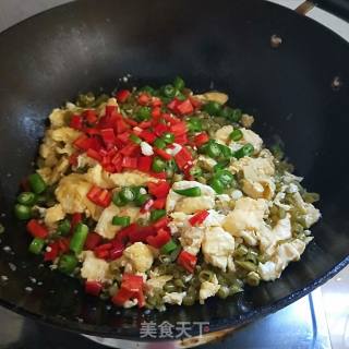 酸豆角炒鸡蛋的做法步骤：10
