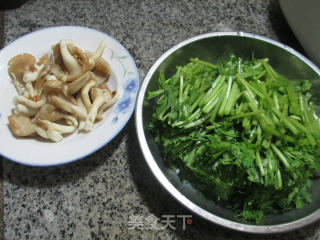 秀珍菇炒茼蒿的做法步骤：1