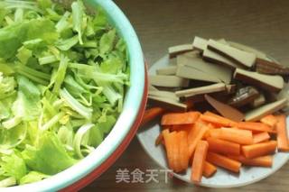 芹菜炒鸡蛋干的做法步骤：1