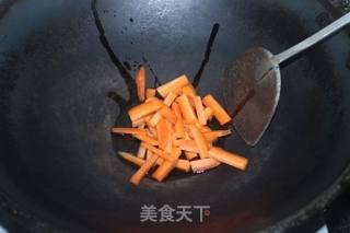 芹菜炒鸡蛋干的做法步骤：2